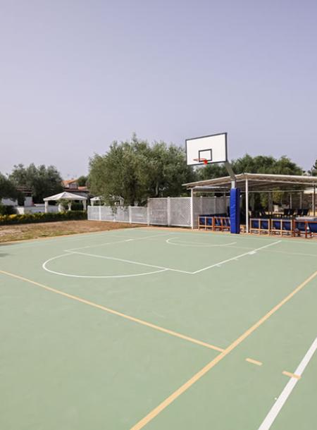 Campo da basket all'aperto, atmosfera estiva e rilassante.