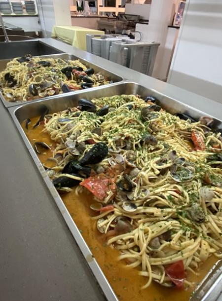 Pasta fresca con frutti di mare, profumo di mare e sapore avvolgente.